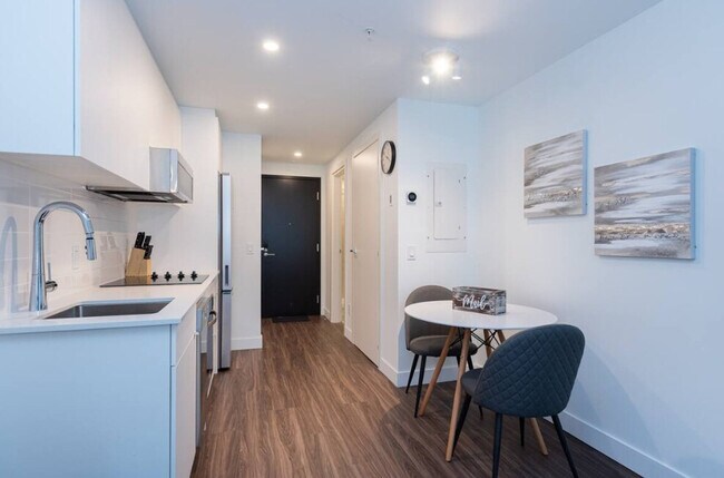 Building Photo - 1350 Boul. René-Lévesque O