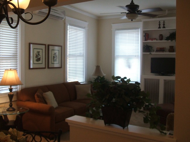 Interior Photo - 401 W Walnut St