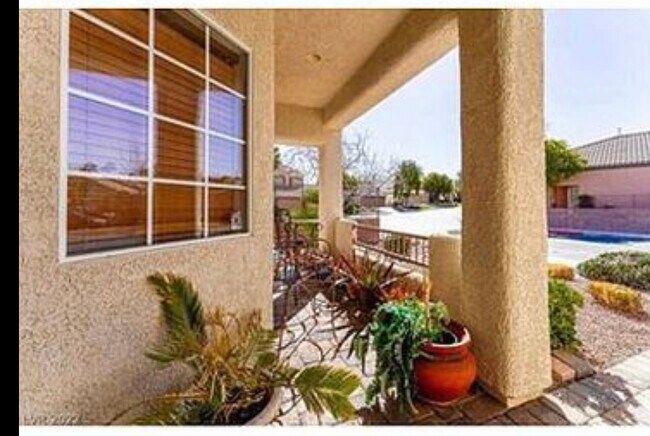 Building Photo - 2422 Amoretti St