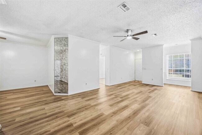 Foto del edificio - 9410 Stonehouse Ln