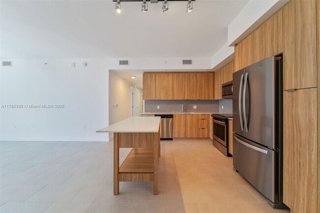 Building Photo - 2150 N Bayshore Dr