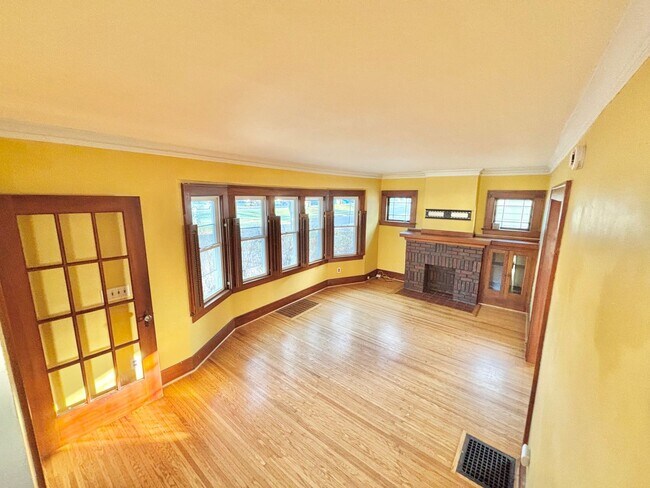 Foto del edificio - Spacious 3bd House | Driveway | Sunroom