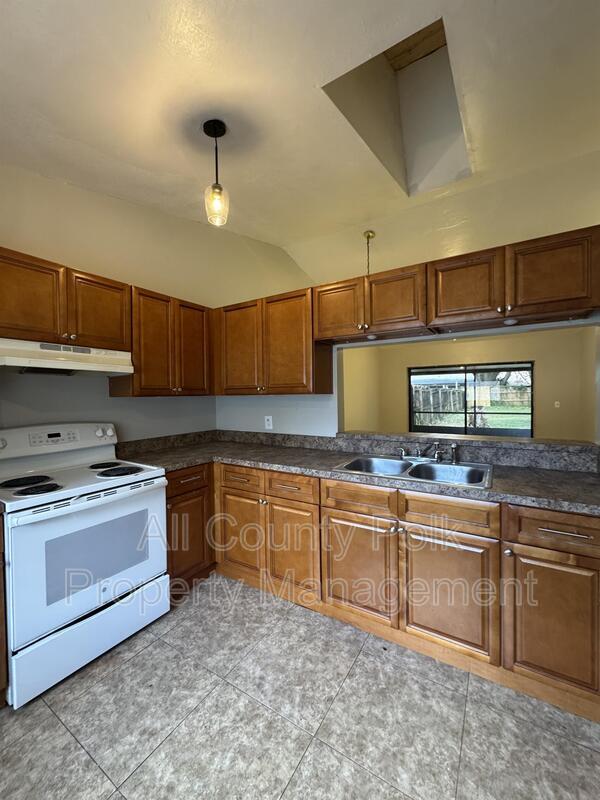 Building Photo - 9919 Burl Way