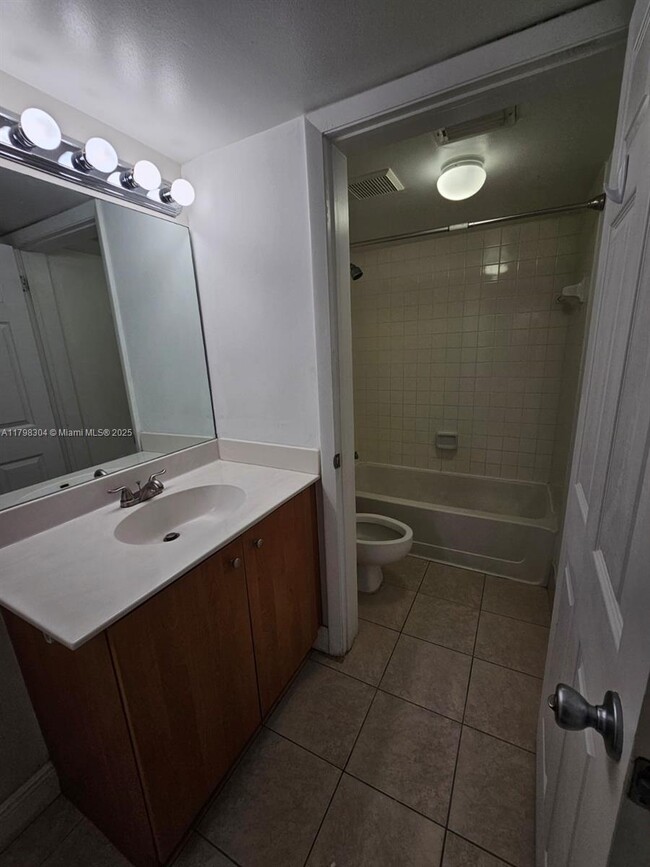 Building Photo - 2861 N Oakland Forest Dr