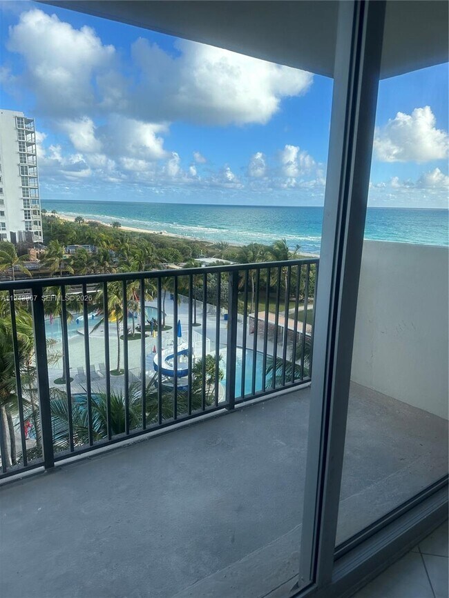 Foto del edificio - 9273 Collins Ave