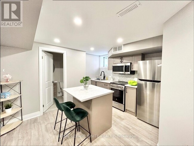 Building Photo - 1131 Ivandale Dr