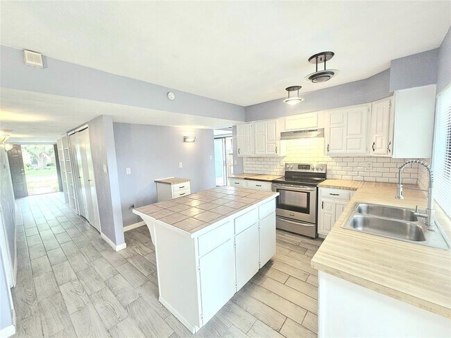 Building Photo - 16827 Kilwinning Dr