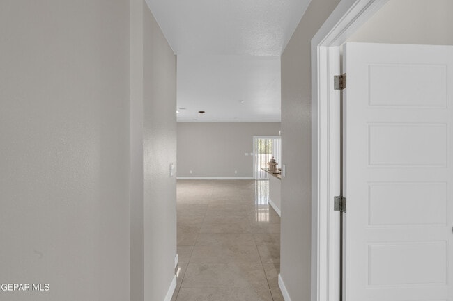 Building Photo - 815 TS Daniel Cadena Dr