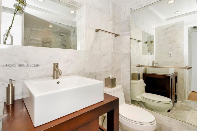 Building Photo - 5151 Collins Ave