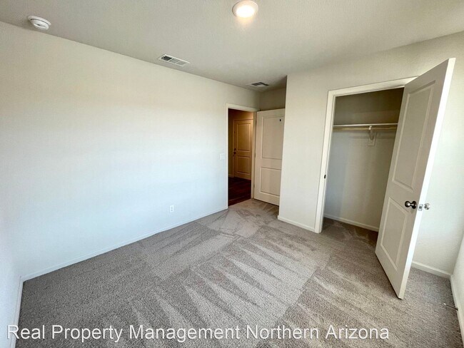 Foto del edificio - 4 br, 2 bath House - 3467 E. Ames Ave.