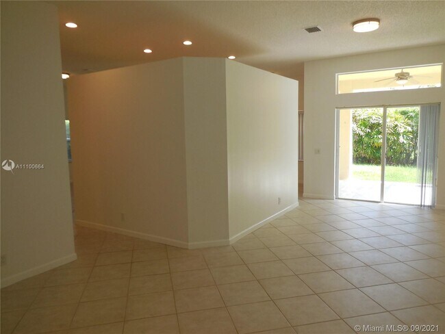 Building Photo - 1520 Tamarind Ct