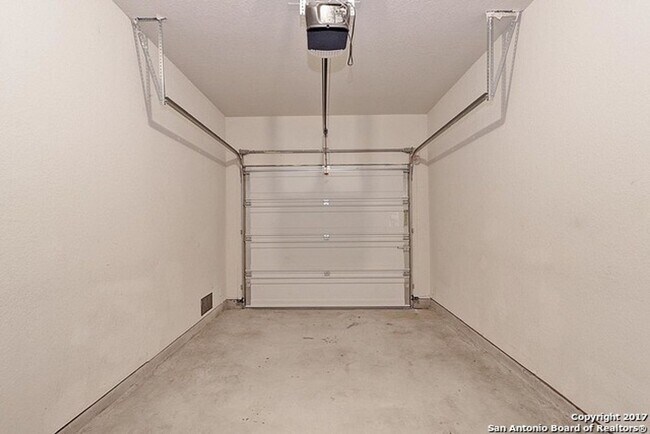 Foto del edificio - Wurzbach Heights Townhome for Rent ~ 3 Bedroom corner Unit with Private Yard and Garage