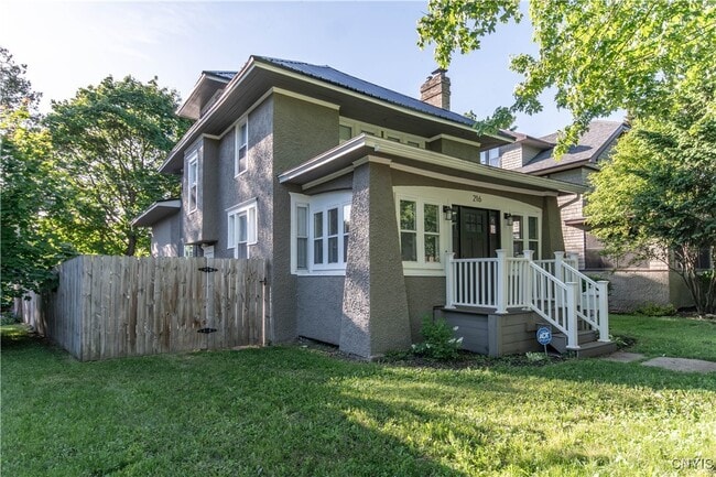 Building Photo - 216 Park Dr W