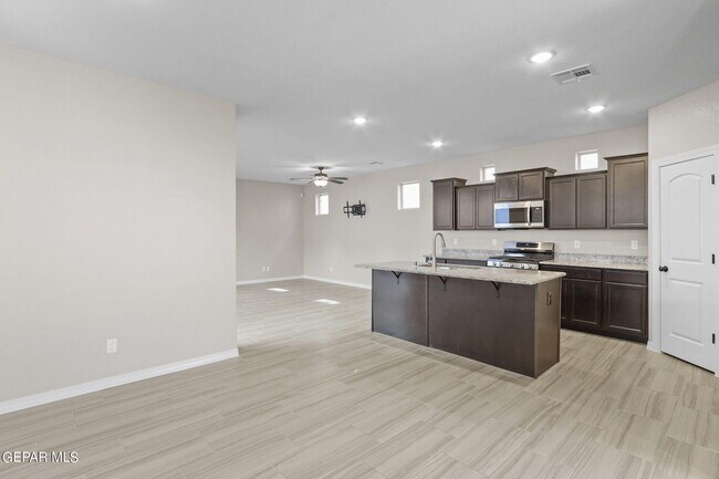 Foto del edificio - 14655 Pebble Hills Blvd