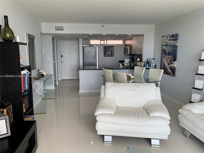 Foto del edificio - 650 NE 64th St