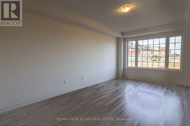 Building Photo - 137 Casserley Cres