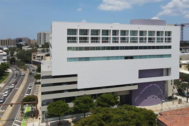 Foto del edificio - 1990 Main St