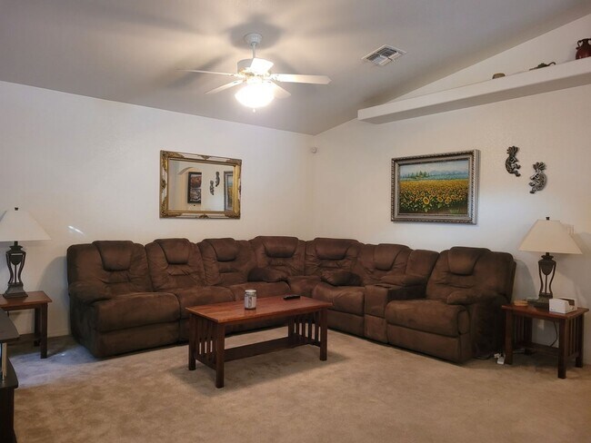 Building Photo - Charming 3-Bedroom Home with Spacious Yard...