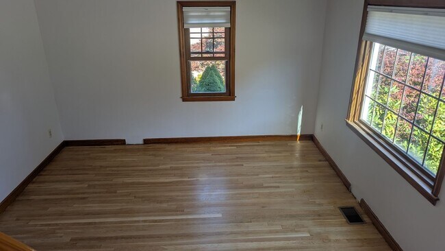Foto del edificio - ***Please Respond Directly to the Online L...