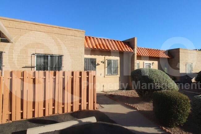 Foto del edificio - 823 S Pantano Pkwy