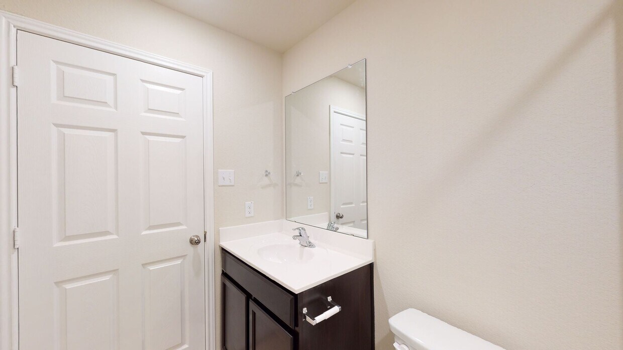Primary Photo - Amazing 3 bedroom, 2 bath, 2 car garage cl...