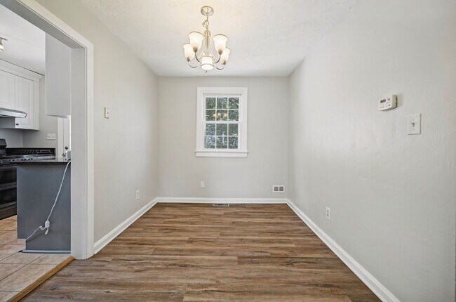 Foto del edificio - RARE FIND-4 BEDROOMS, 2 BATHROOMS, FENCED BACK YARD and GARAGE-PETS!!