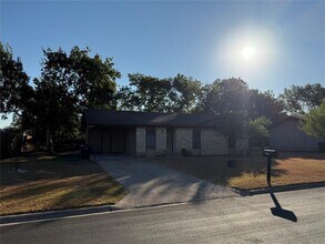 Building Photo - 2103 Dixie Ln