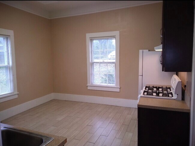 Space for kitchen table - 1332 Milligan St
