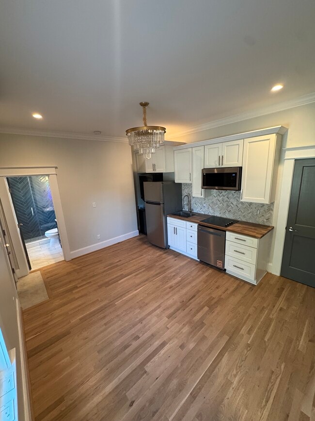 Photo - 688 King St Apartments