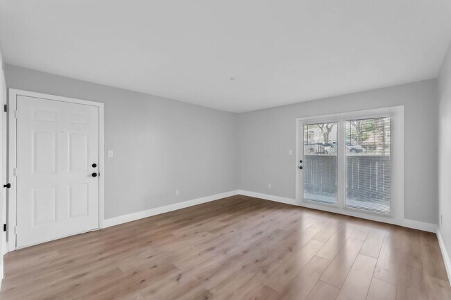 Building Photo - Newly Renovated Ground Floor Condo in Gate...