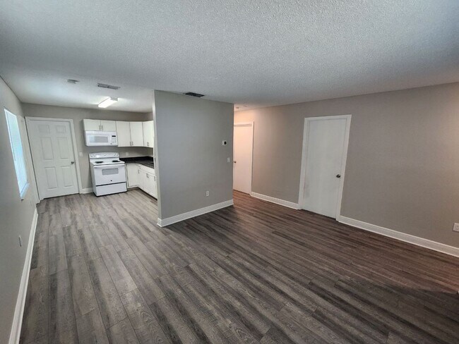 Foto del edificio - Housing Voucher Accepted -Upgraded 3 Bedroom 2 Bath - Minutes from Super Target and Publix