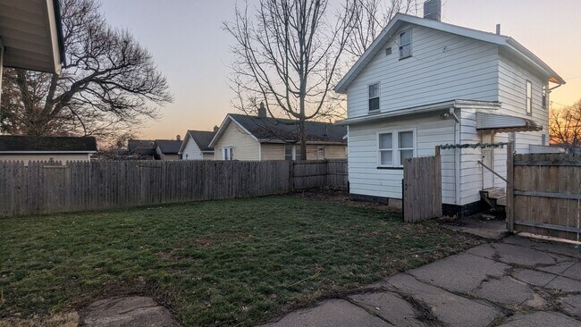 Foto del edificio - Charming 3-bedroom, 1.5-bathroom home located in the heart of Akron