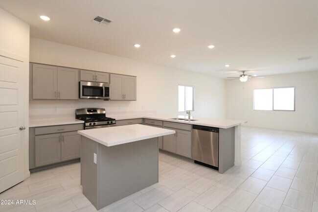 Building Photo - 35236 W Santa Monica Ave
