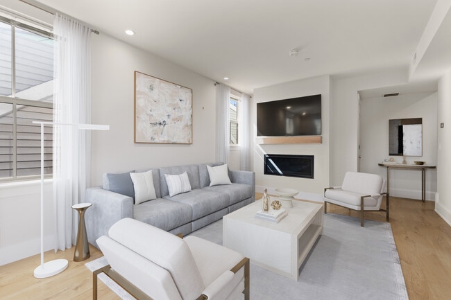 Building Photo - 447 W 4th St