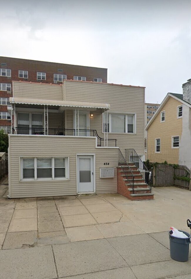 Photo - 454 E Broadway Apartments