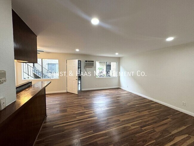 Foto del edificio - 1170 E South St