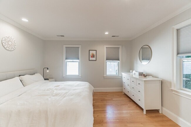 Building Photo - 2 Hollis Park