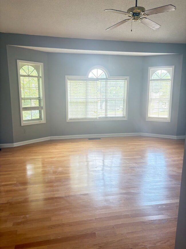 Living room - Larger than it appears - 6134 Nutmeg Ct SE