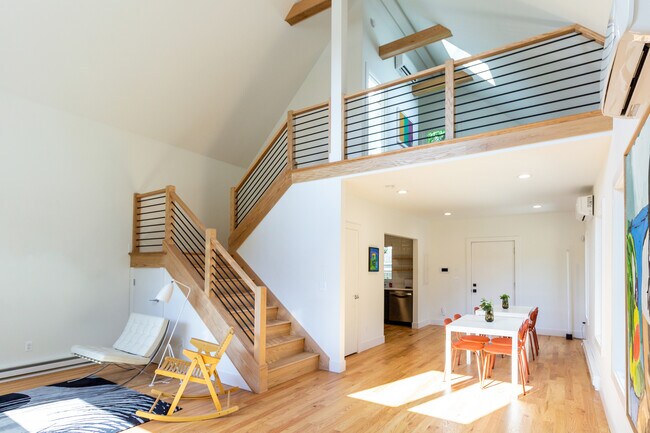 Building Photo - 1414 Holcomb St