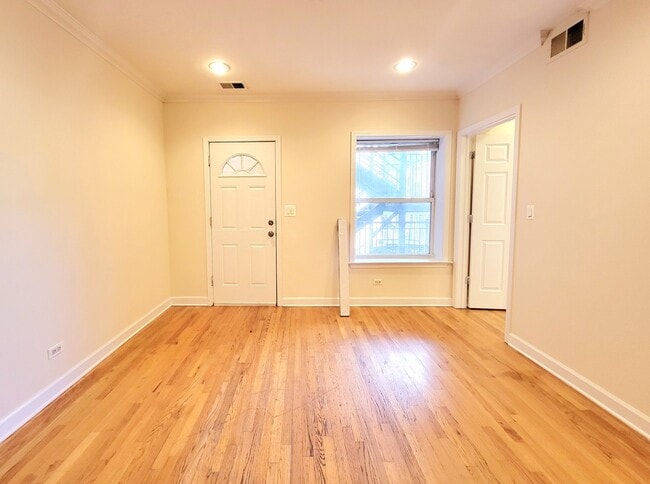 Building Photo - 2856 W Rosemont Ave