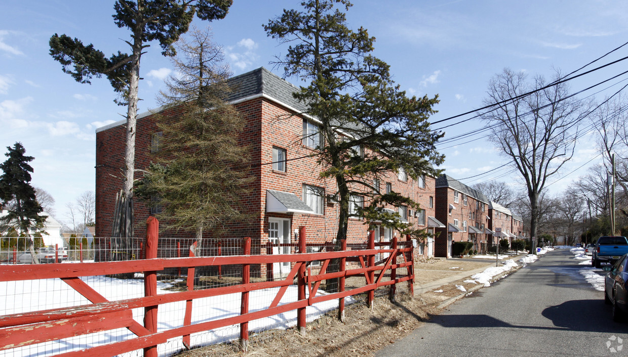 Foto del edificio - Envoy Garden Apartments