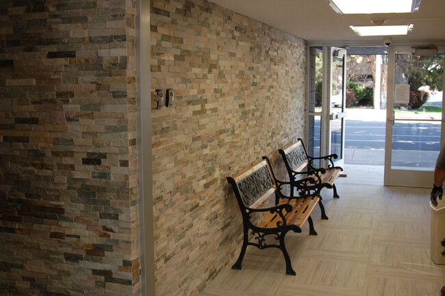 Building Photo - 300 Holcomb Ave