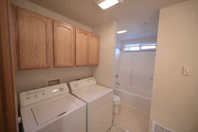Building Photo - Super clean 2 bed 1 bath apartment in Port...