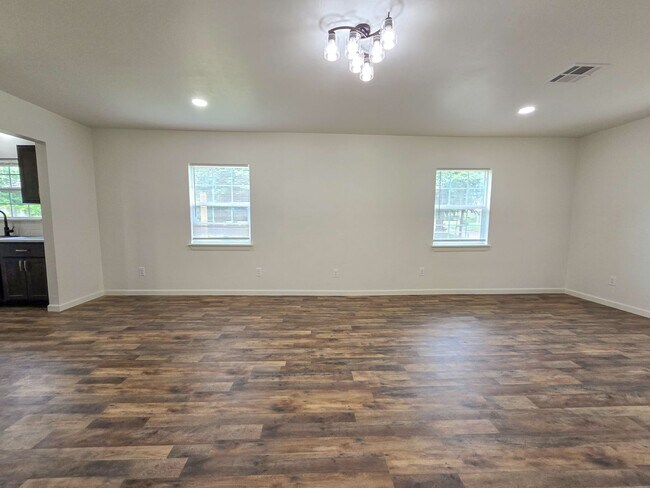 Building Photo - 3 Bedroom, 1 Bath Home in Shawnee!