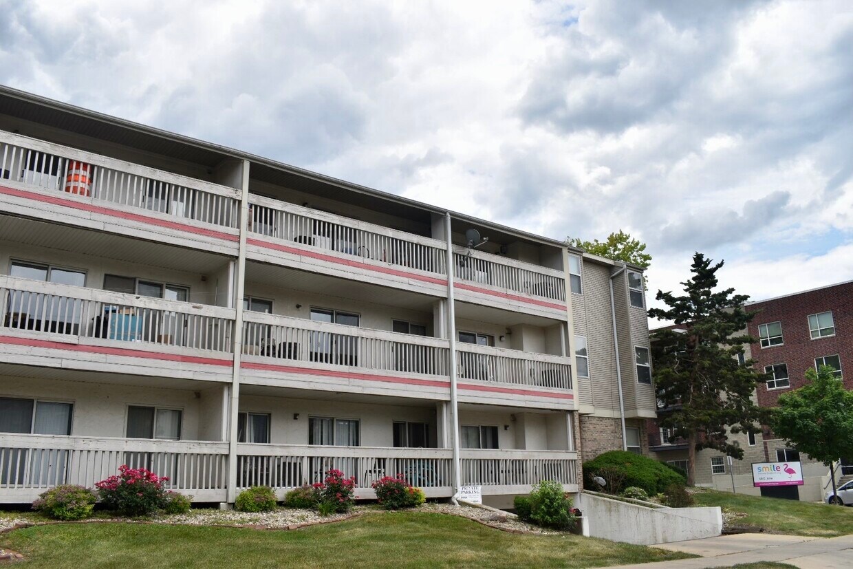 48 E John St, Champaign, IL 61820 Apartments in Champaign, IL