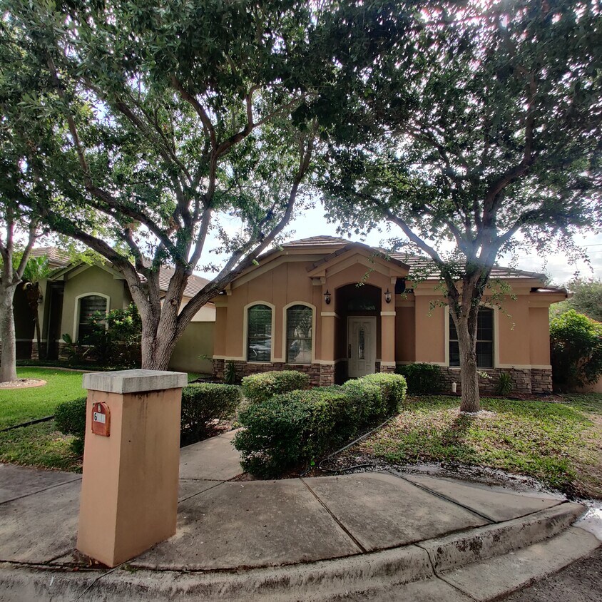 Primary Photo - 633 E Sandyhills Ave