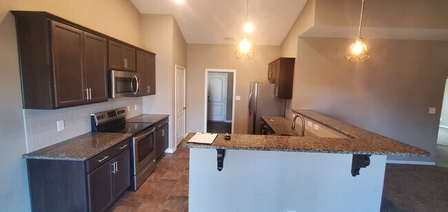 Building Photo - Gorgeous 3 bedroom 2 bath home Built-in 2019.