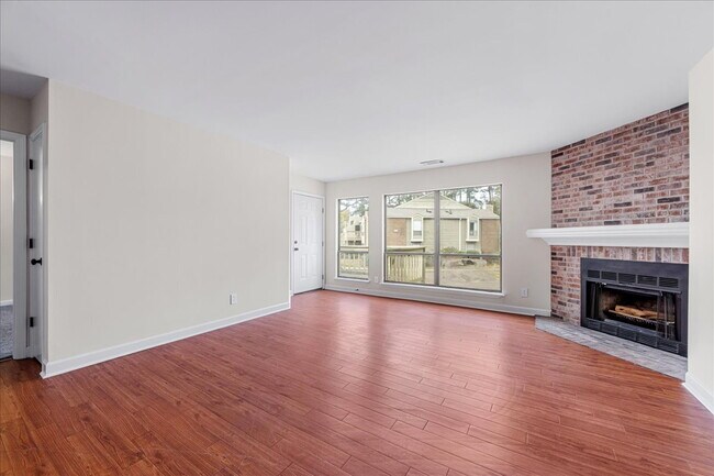 Building Photo - BEAUTIFULLY UPDATED!