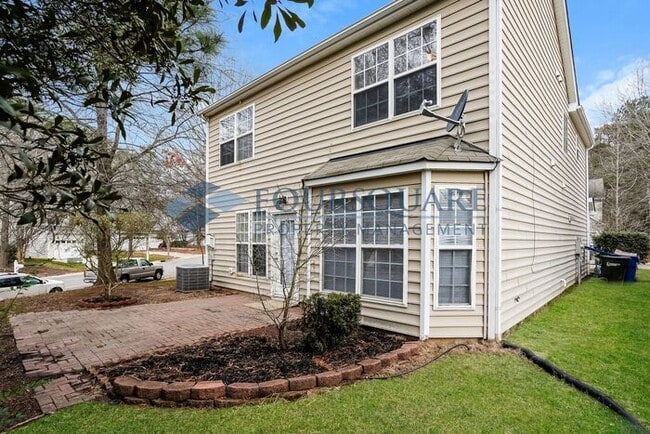 Foto del edificio - Spacious 3-Bed Single-Family Home with Fireplace, Back Patio & 2-Car Garage – Near RTP, I-40 & So...