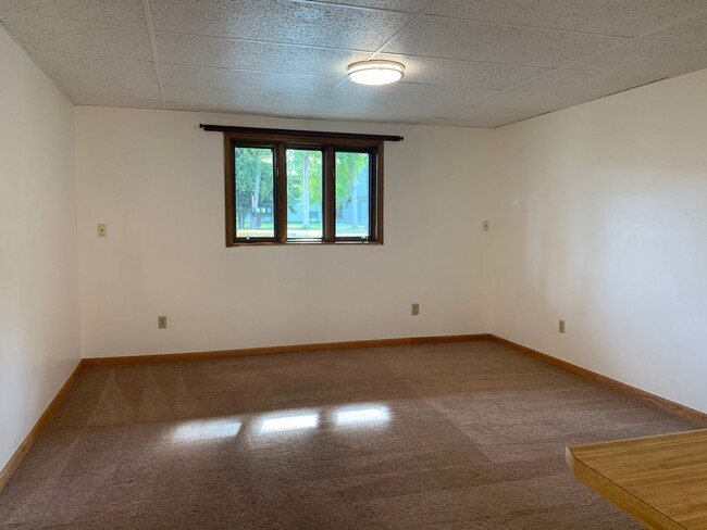 Building Photo - 1280 Airline Dr